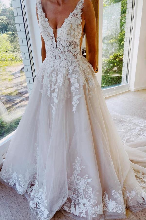Elegant Floor length ivory lace princess wedding dress by BIZTUNNEL