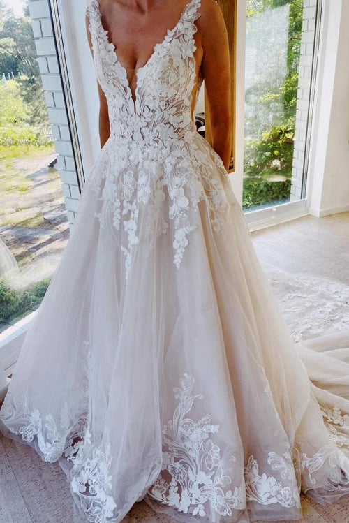 Elegant Floor length ivory lace princess wedding dress by BIZTUNNEL