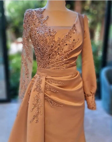 Elegantes langes A-Linien-Bateau-Spitzenrüschen-Satin-Ballkleid mit Ärmeln