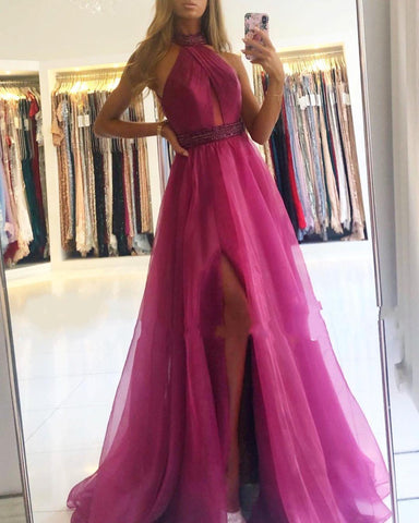 Elegante vestido de fiesta largo de tul con escote halter y abertura en forma de A