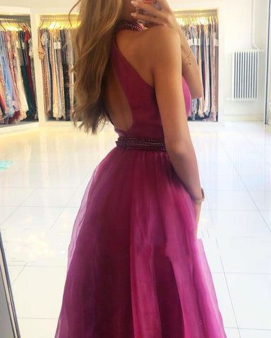 Elegante vestido de fiesta largo de tul con escote halter y abertura en forma de A