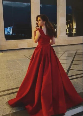 Elegante vestido de fiesta largo de satén rojo con hombros descubiertos y corte en A