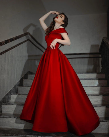 Elegante vestido de fiesta largo de satén rojo con hombros descubiertos y corte en A
