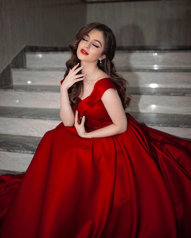 Elegante vestido de fiesta largo de satén rojo con hombros descubiertos y corte en A