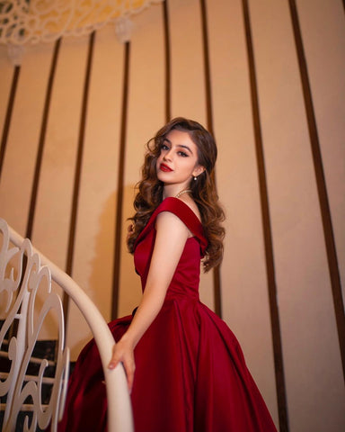Elegante vestido de fiesta largo de satén rojo con hombros descubiertos y corte en A