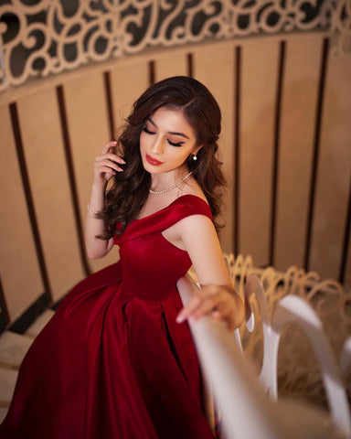 Elegante vestido de fiesta largo de satén rojo con hombros descubiertos y corte en A