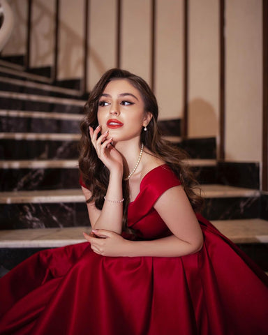 Elegante vestido de fiesta largo de satén rojo con hombros descubiertos y corte en A