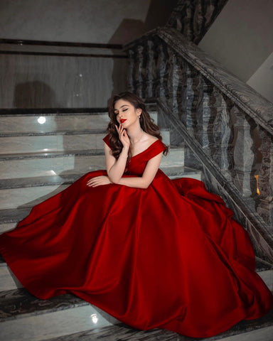 Elegante vestido de fiesta largo de satén rojo con hombros descubiertos y corte en A