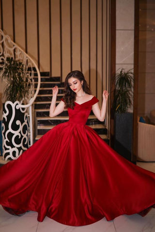 Elegante vestido de fiesta largo de satén rojo con hombros descubiertos y corte en A