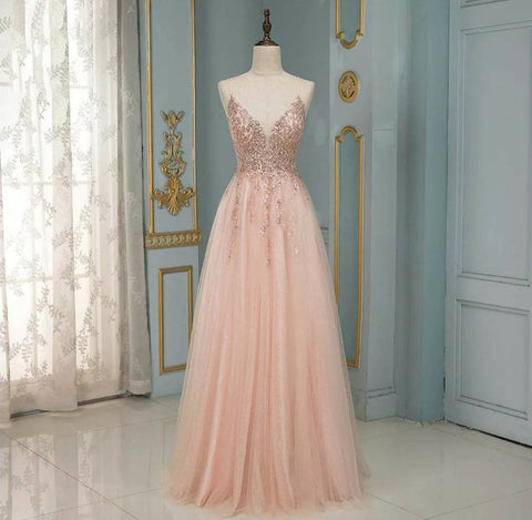 Elegante vestido de fiesta largo de tul con lentejuelas, escote en V y espalda descubierta.