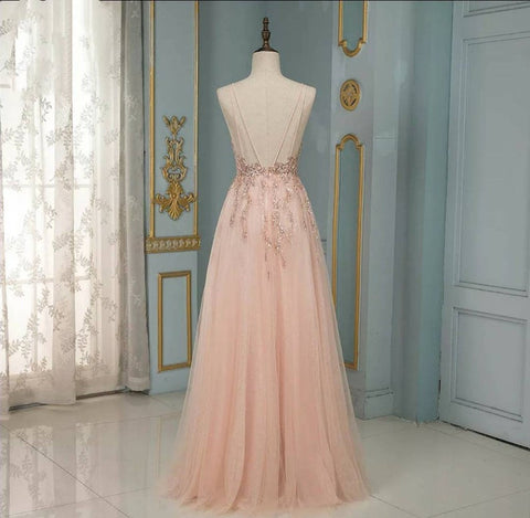 Elegante vestido de fiesta largo de tul con lentejuelas, escote en V y espalda descubierta.