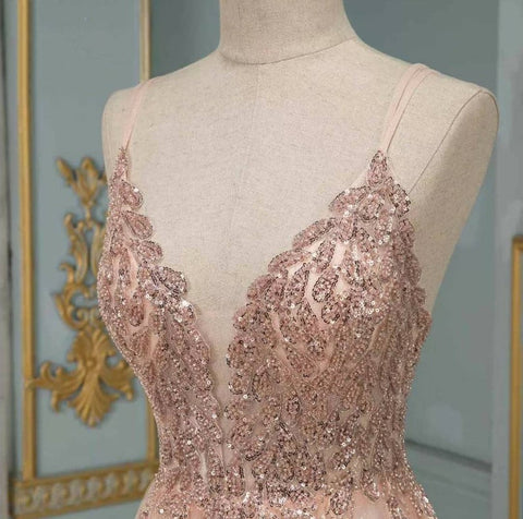 Elegante vestido de fiesta largo de tul con lentejuelas, escote en V y espalda descubierta.