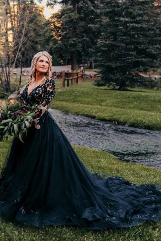 Elegant Long Black A-line V-neck Long Sleeves Wedding Dresses With Lace