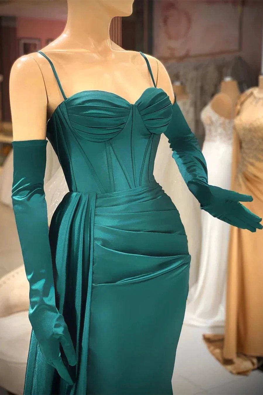 Abito da sera elegante lungo verde scuro con spalline sottili e balze