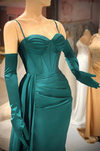Abito da sera elegante lungo verde scuro con spalline sottili e balze