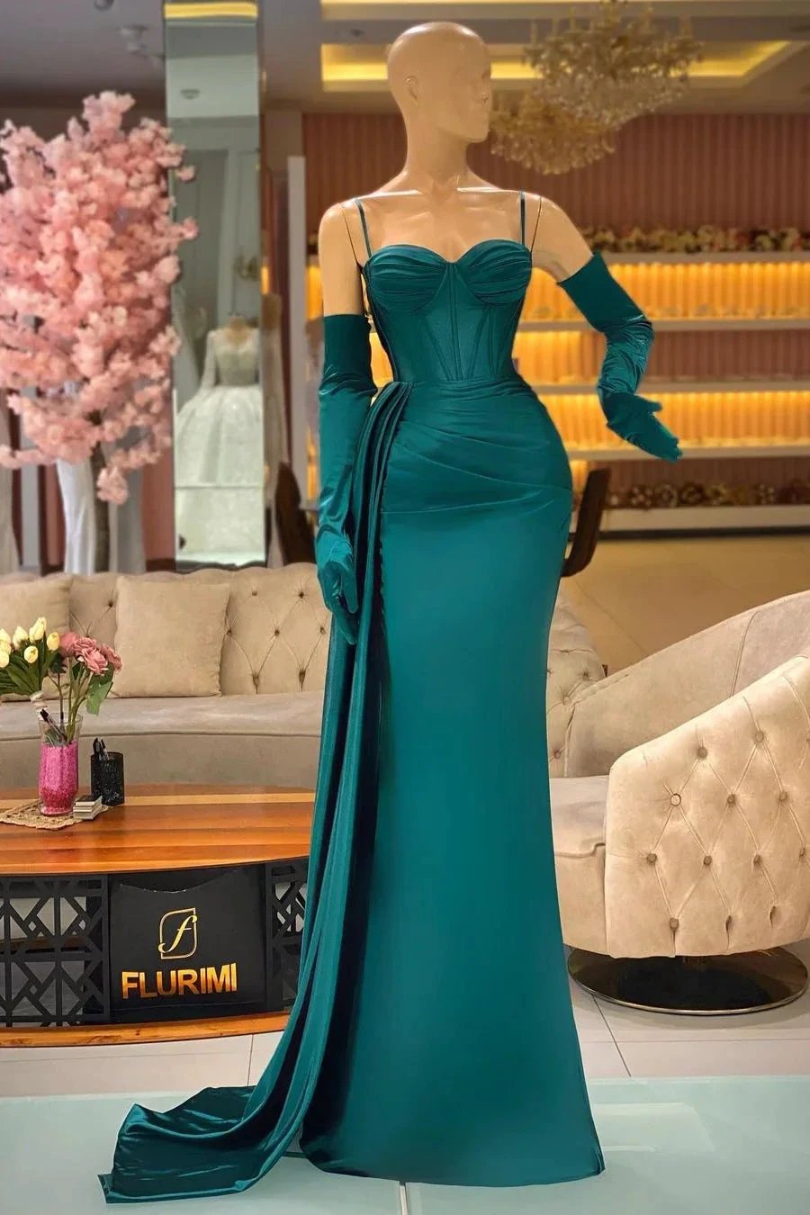 Abito da sera elegante lungo verde scuro con spalline sottili e balze