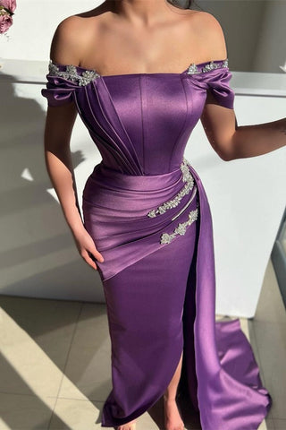 Elegante vestido de fiesta largo de sirena con hombros descubiertos, de satén y cuentas con abertura