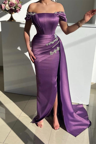 Elegante vestido de fiesta largo de sirena con hombros descubiertos, de satén y cuentas con abertura