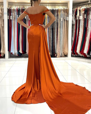 Elegante vestido de fiesta de satén elástico con hombros descubiertos y corte sirena con abertura