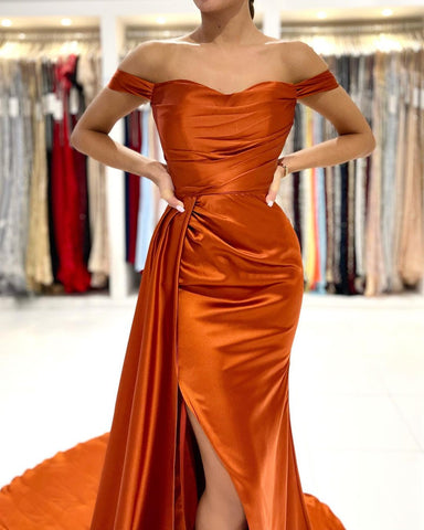 Elegante vestido de fiesta de satén elástico con hombros descubiertos y corte sirena con abertura