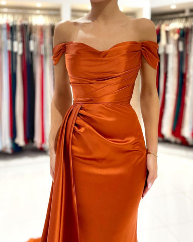 Elegante vestido de fiesta de satén elástico con hombros descubiertos y corte sirena con abertura