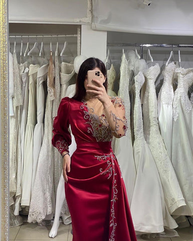 Elegante vestido de fiesta largo de sirena de satén burdeos con mangas