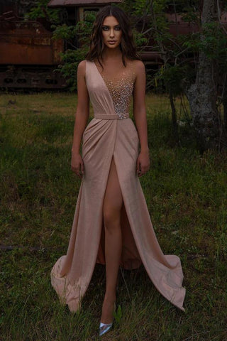 Elegante vestido de fiesta largo de sirena con escote en V y cuentas con abertura