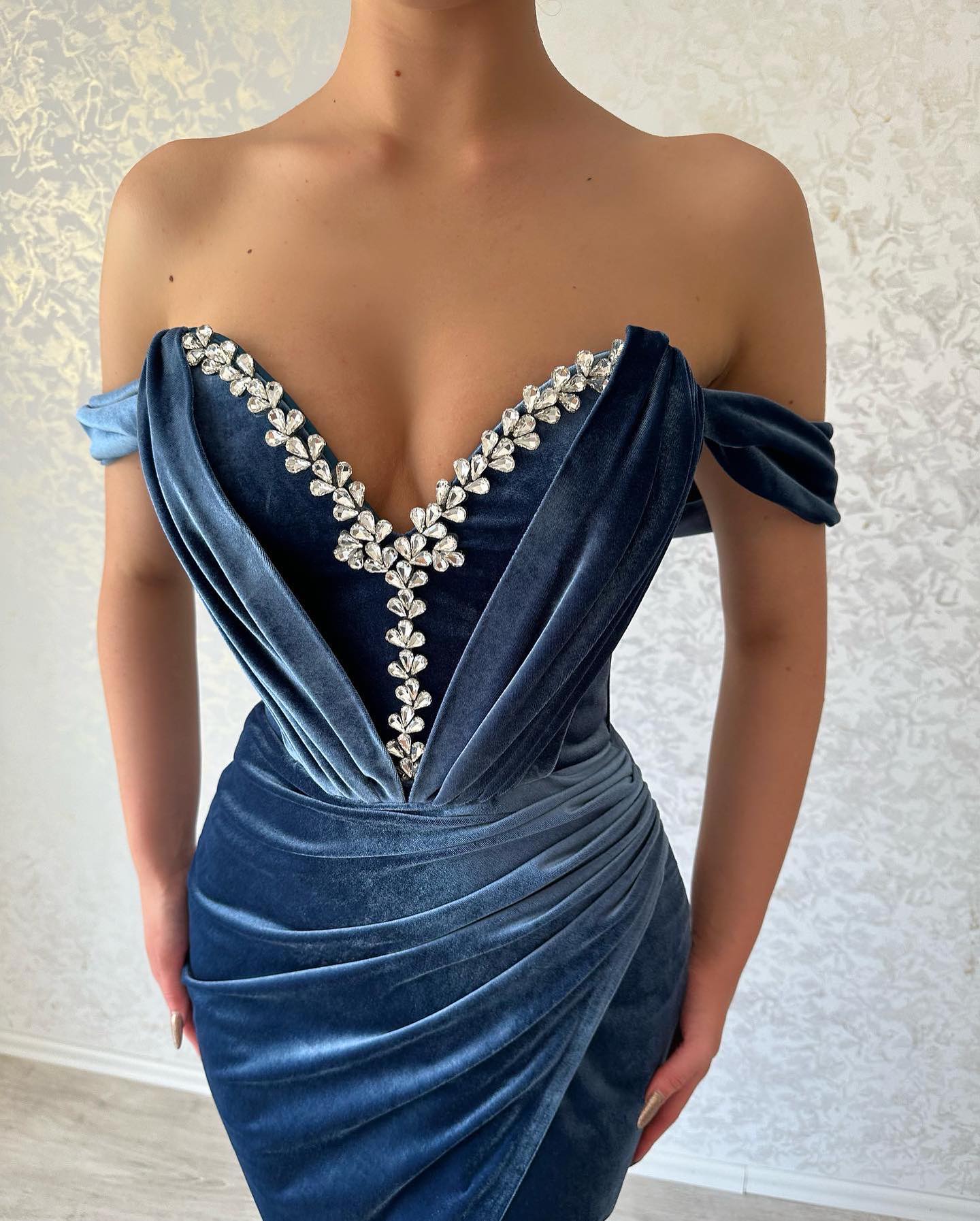 Elegant Long Navy Off-the-shoulder Column Ankle Length Prom Dress With Slit