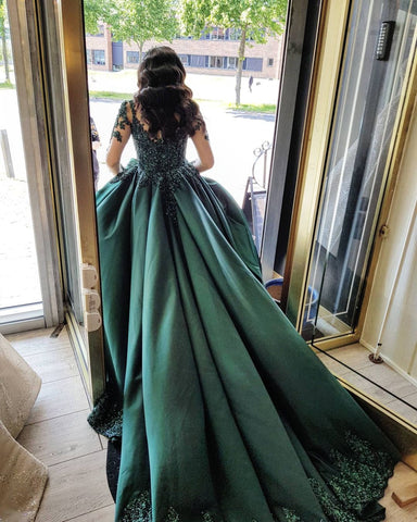 Elegante vestido de fiesta de satén con mangas largas y escote en forma de corazón y encaje