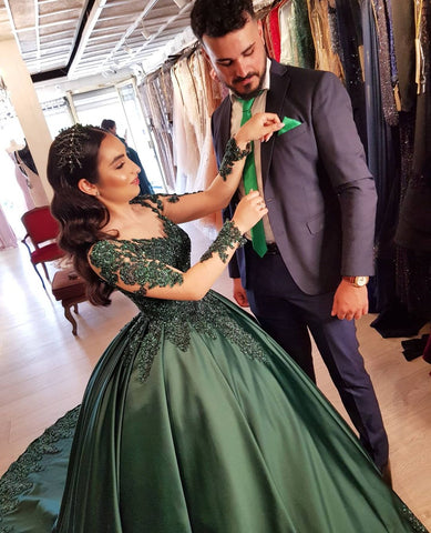 Elegante vestido de fiesta de satén con mangas largas y escote en forma de corazón y encaje