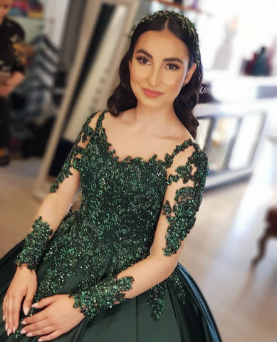 Elegante vestido de fiesta de satén con mangas largas y escote en forma de corazón y encaje