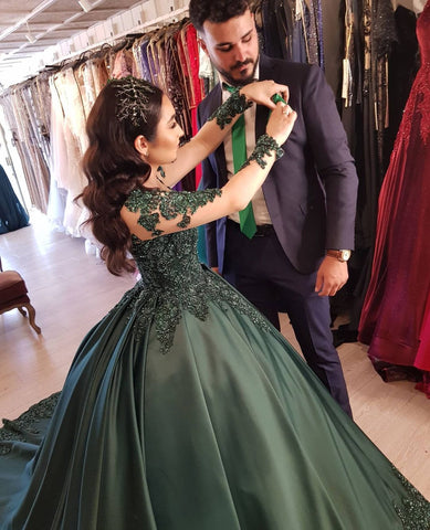 Elegante vestido de fiesta de satén con mangas largas y escote en forma de corazón y encaje