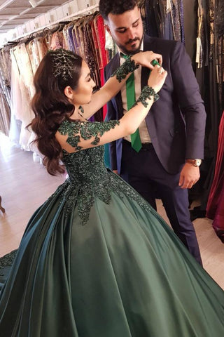 Elegante vestido de fiesta de satén con mangas largas y escote en forma de corazón y encaje