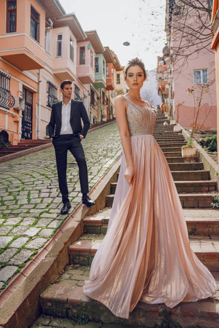 Elegante vestido de fiesta largo de seda brillante con escote en V y corte A