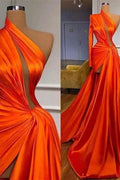 Elegante vestido de fiesta con un hombro al descubierto, mangas largas y abertura frontal