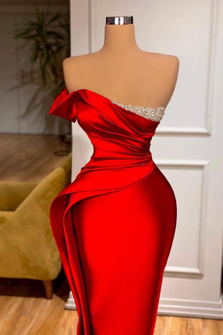 Elegante vestido de fiesta formal de satén rojo largo sin tirantes y corte sirena