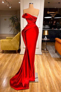 Elegante vestido de fiesta formal de satén rojo largo sin tirantes y corte sirena