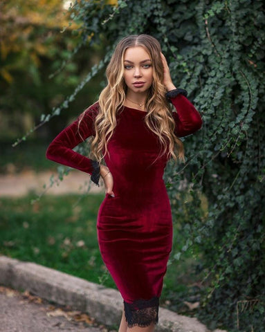 Elegante vestido de fiesta corto de terciopelo con escote barco y mangas.