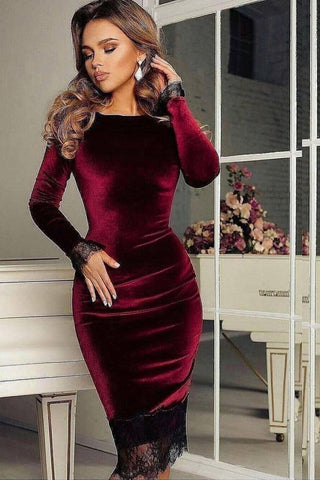 Elegante vestido de fiesta corto de terciopelo con escote barco y mangas.