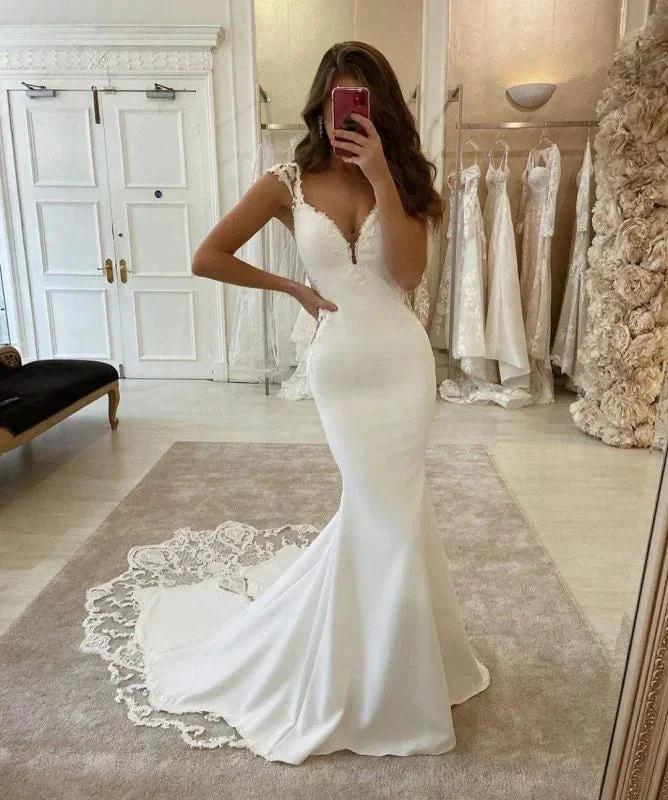 Vestidos de Noiva Elegantes em Cetim Marfim com Renda em Estilo Sereia e Sem Mangas