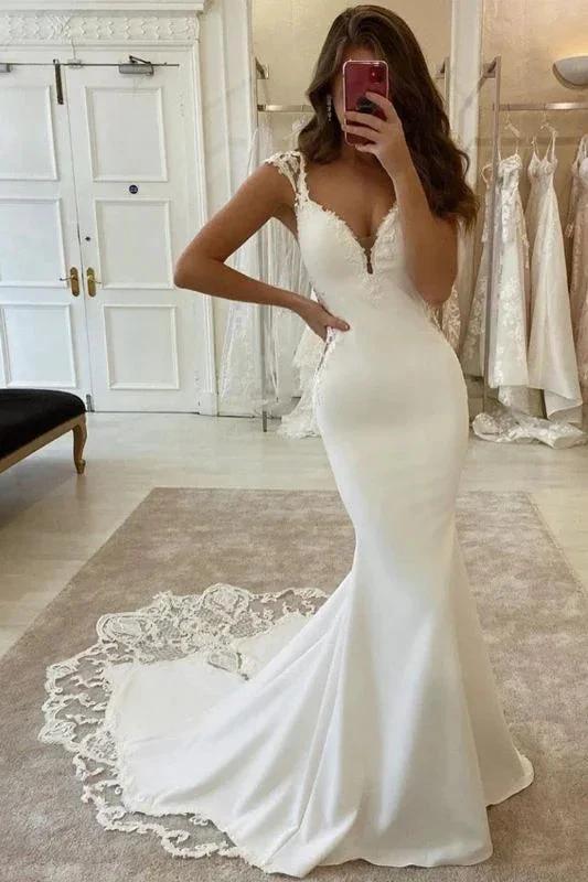 Vestidos de Noiva Elegantes em Cetim Marfim com Renda em Estilo Sereia e Sem Mangas