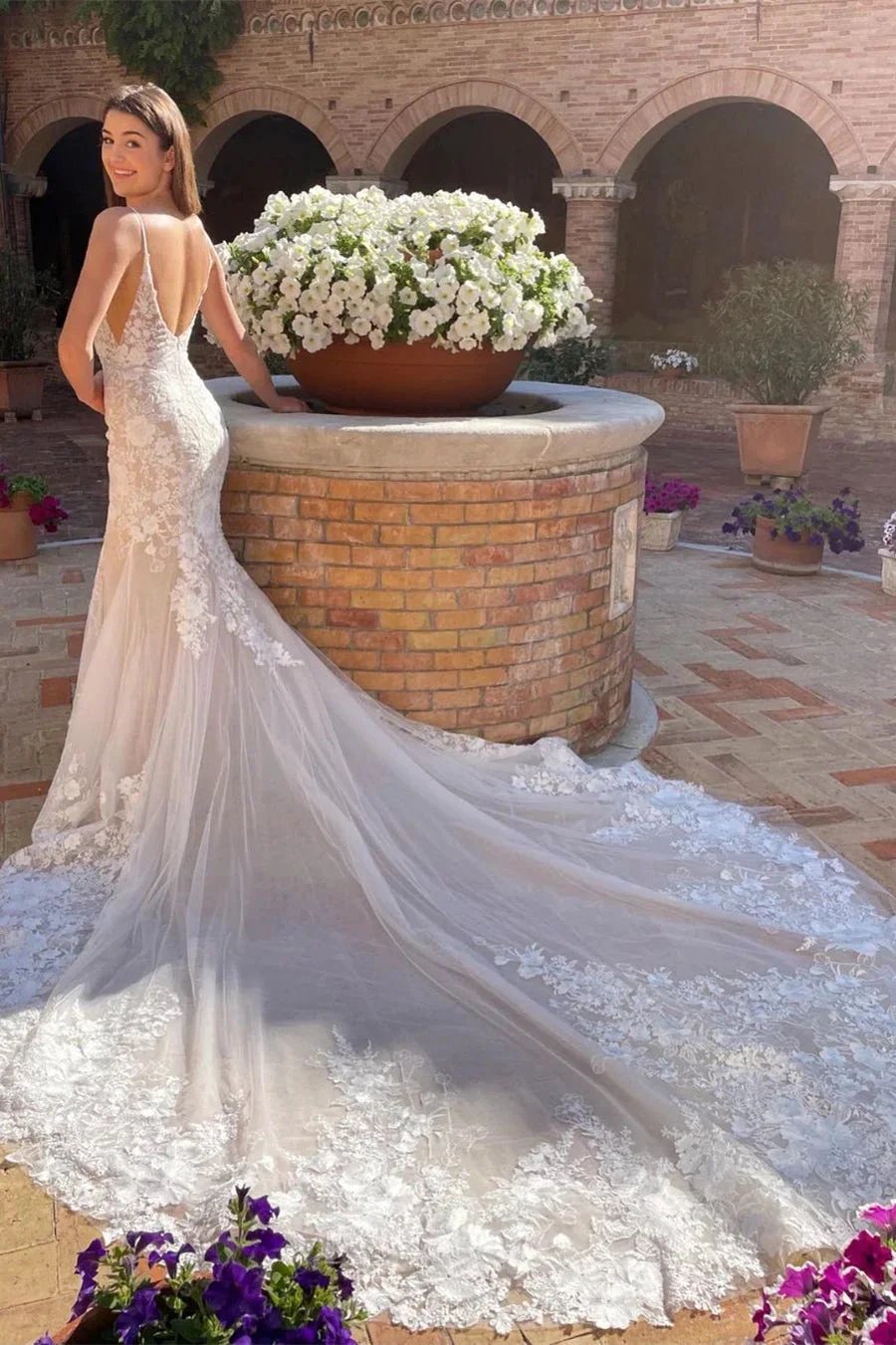 Robe de mariée sirène élégante sans manches à fines bretelles en V avec dentelle