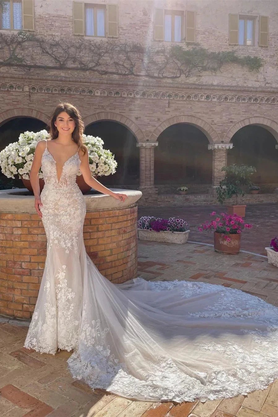 Robe de mariée sirène élégante sans manches à fines bretelles en V avec dentelle