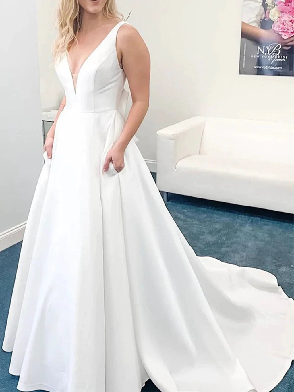 Robes de mariée longues en satin blanc élégant, coupe trapèze, col en V, dos ouvert avec poches