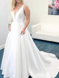 Robes de mariée longues en satin blanc élégant, coupe trapèze, col en V, dos ouvert avec poches