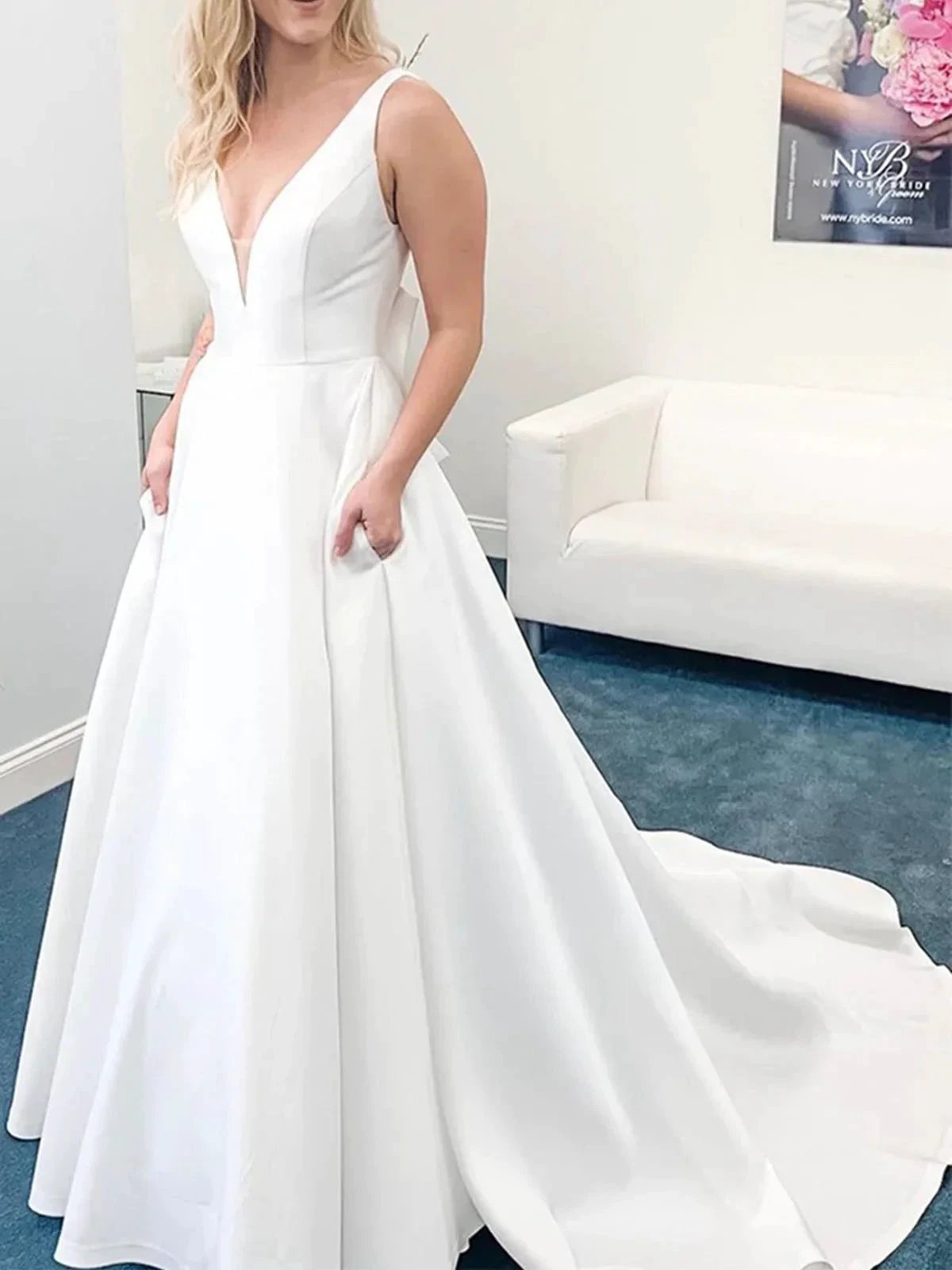 Robes de mariée longues en satin blanc élégant, coupe trapèze, col en V, dos ouvert avec poches