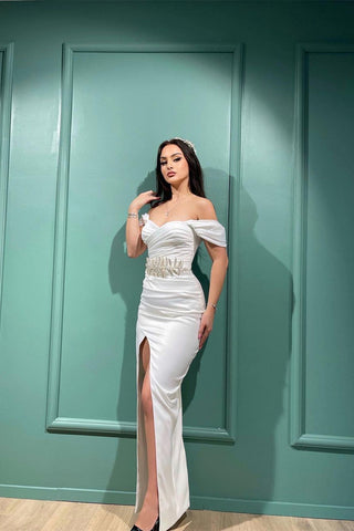 Elegantes weißes schulterfreies ärmelloses Meerjungfrau-Ballkleid mit Schlitz