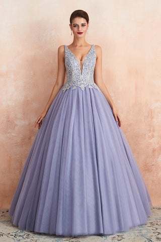 Excelente vestido de fiesta largo de princesa con escote en V, sin mangas, de tul y sin espalda.