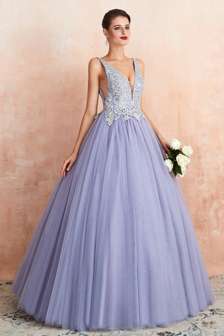 Excelente vestido de fiesta largo de princesa con escote en V, sin mangas, de tul y sin espalda.