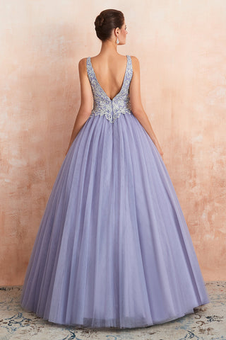 Excelente vestido de fiesta largo de princesa con escote en V, sin mangas, de tul y sin espalda.